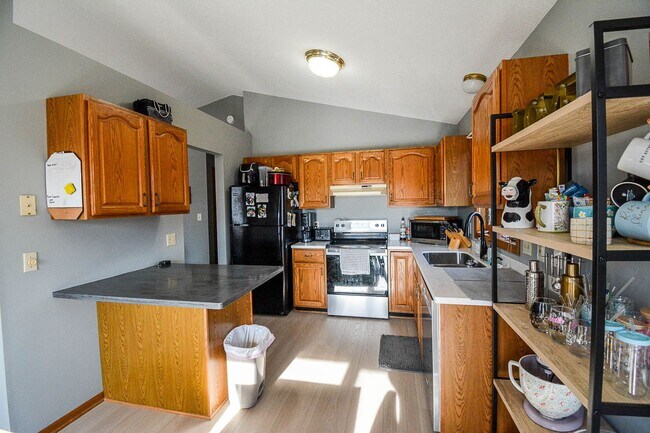 Building Photo - Bright 4BR on Corner Lot in SW Rochester