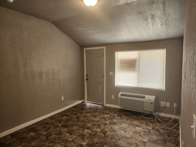 Building Photo - Centrally Located One Bedroom Duplex