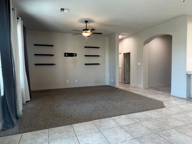 Building Photo - 4 BEDROOM HOME!