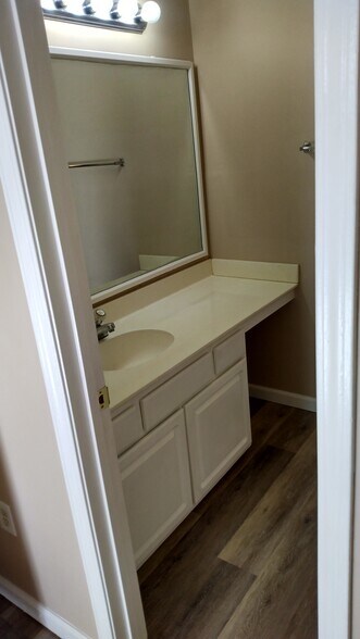 Building Photo - 620 River Oaks Dr