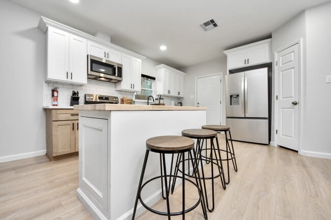 Building Photo - 2811 Winbern St