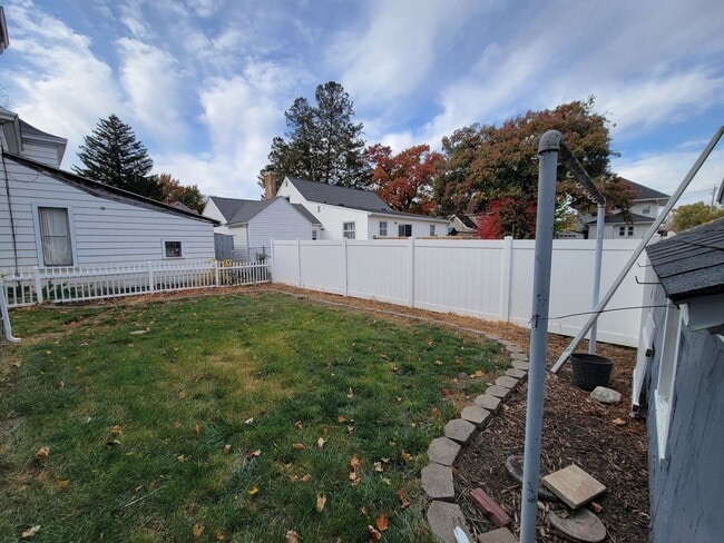 Building Photo - Beautiful Cedar Falls Home