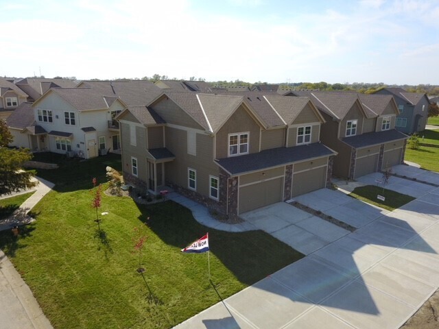 Building Photo - Townhomes at the Reserve - Available May 29th