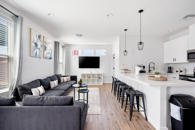 Primary Photo - 3806 E Polk St