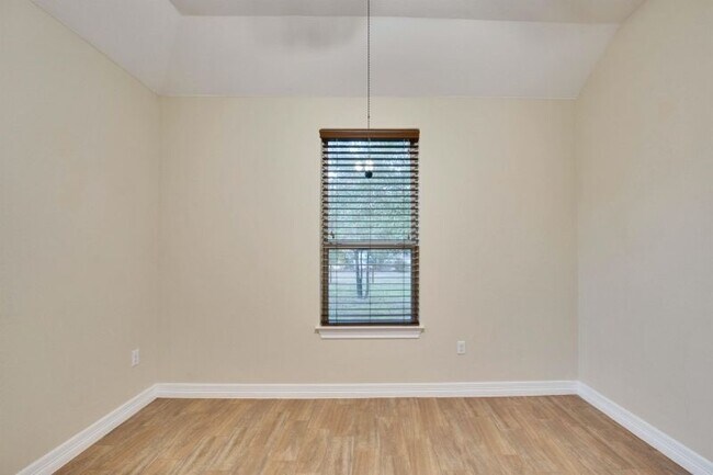 Building Photo - 118 N Buckhorn Dr