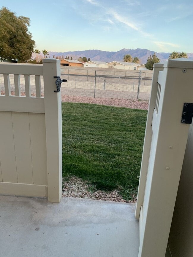 Building Photo - Skyhawk 3 bedroom 2.5 bath with a single car garage