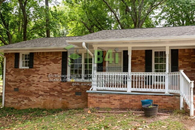 Building Photo - 6106 Venetian Way SW