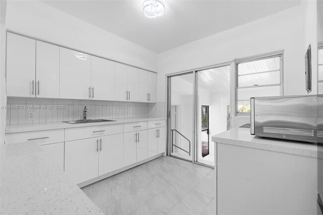 Building Photo - 1107 El Rado St