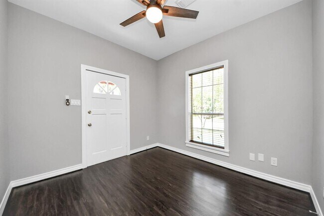 Building Photo - 6622 Park Ln