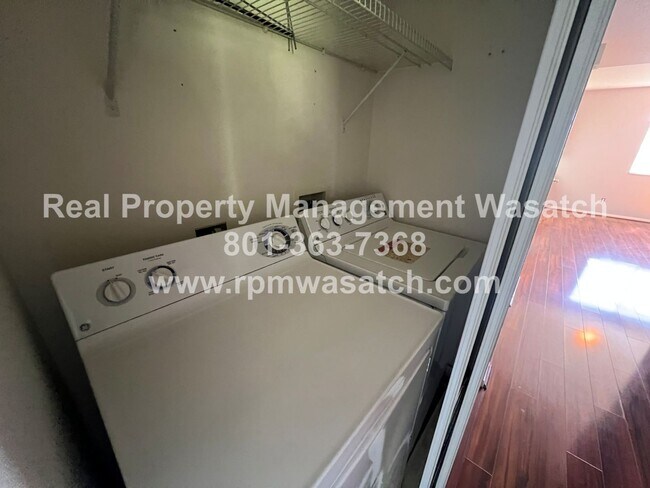 Building Photo - Come See This Spacious 2-bedroom 2-Bath in Downtown Salt Lake City!!