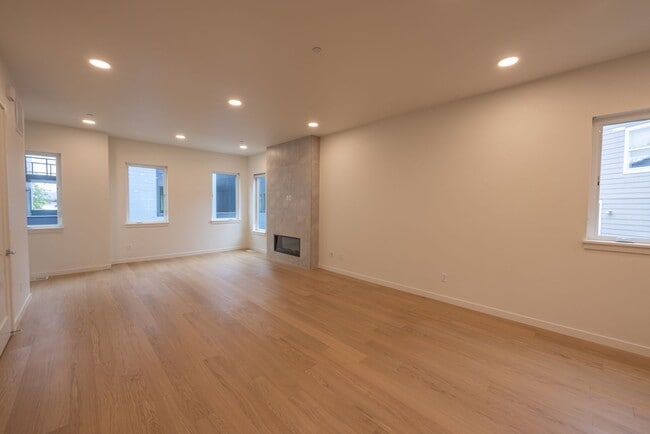 Building Photo - Riverside Townhomes - Waterfront Living in Vancouver