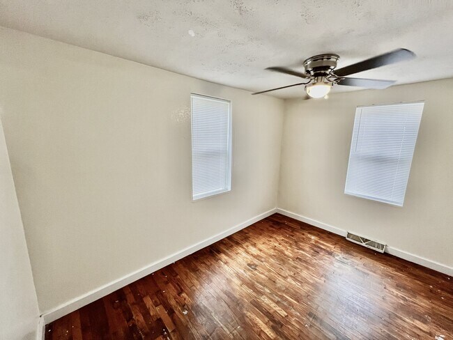 Building Photo - 907 N Maple St