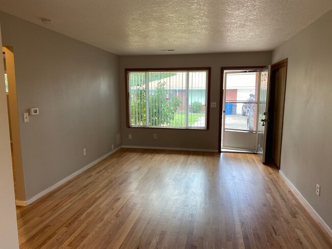 Building Photo - r115/119vDuplex