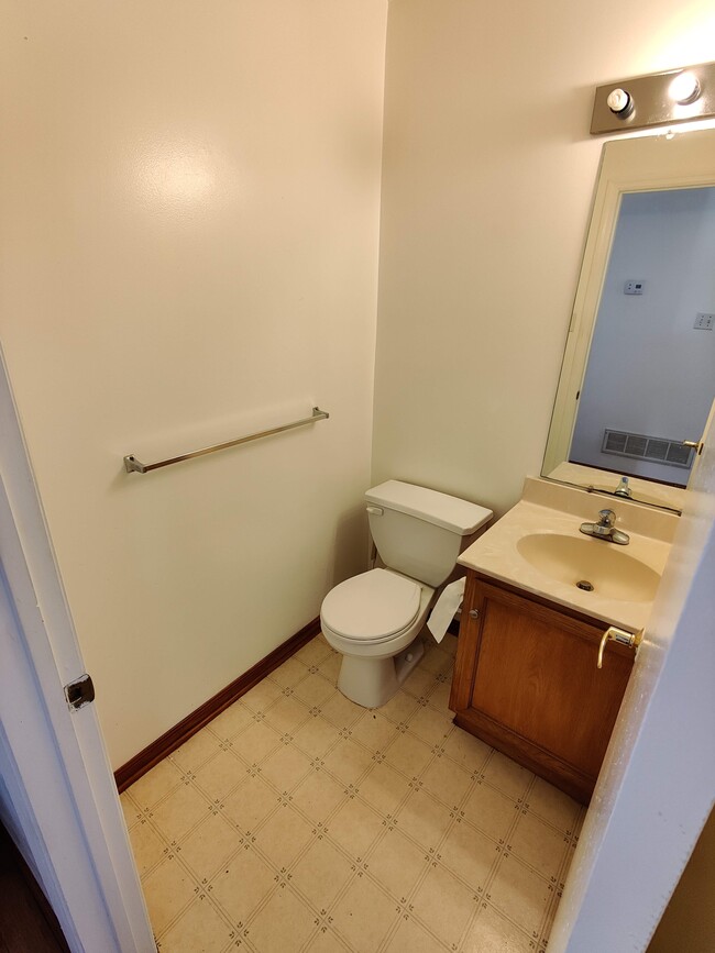 half restroom - 1213 Poplar St