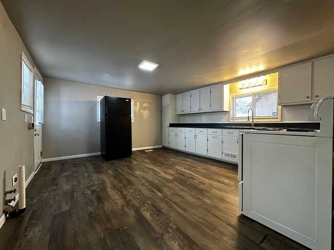 Building Photo - Recently Renovated 3 Bedroom 1 Bath Single...