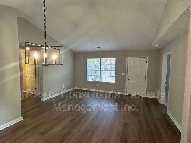 Building Photo - 2711 Ingleside Dr