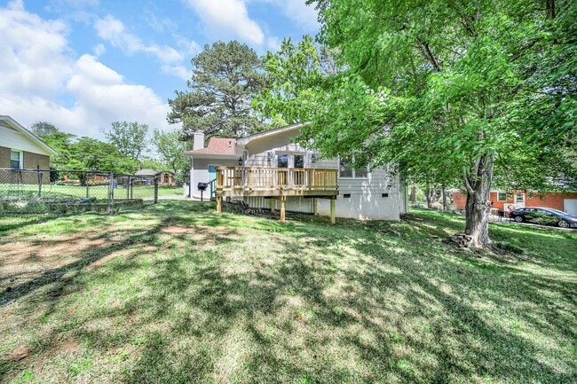 Building Photo - Wonderful Home Near Downtown Matthews!