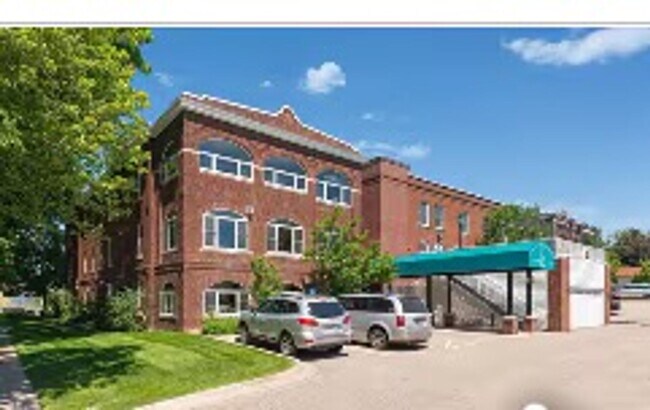 Building Photo - 1 Bedroom Steps from U of M St. Paul