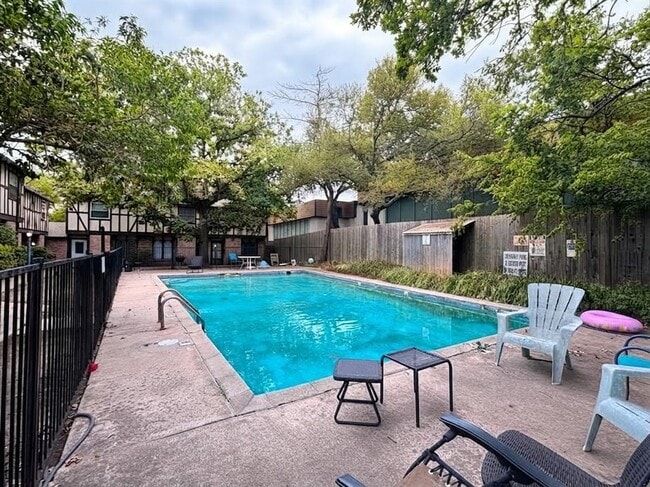 Building Photo - 7407 Shadow Hill Dr