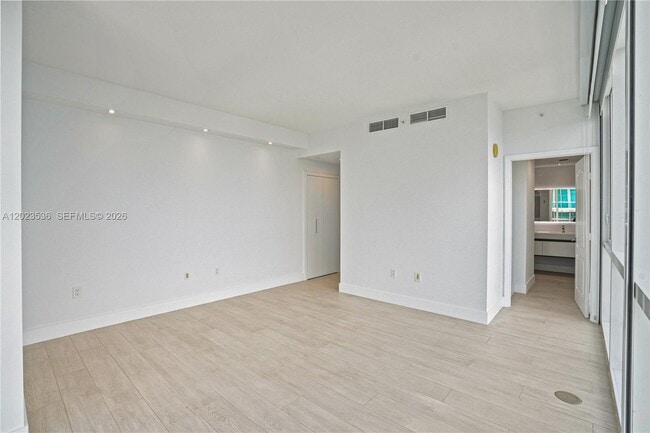 Building Photo - 2101 Brickell Ave