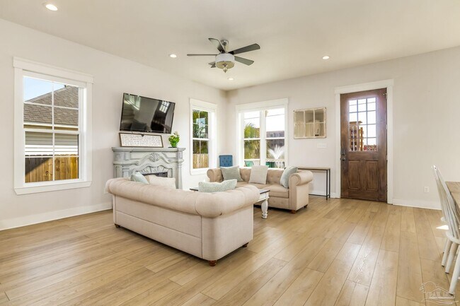 Building Photo - 606 W Intendencia St