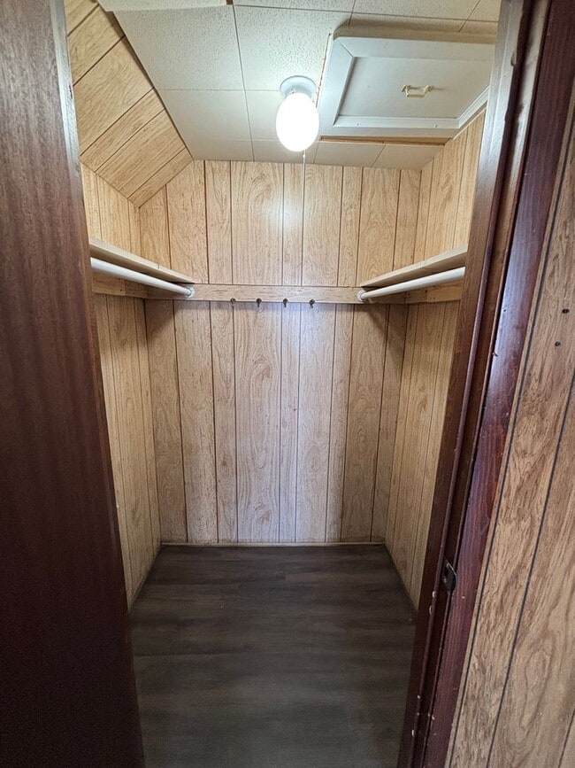 Building Photo - HUGE NICE 3BR SINGLE FAMILY HOME, PARKING,...