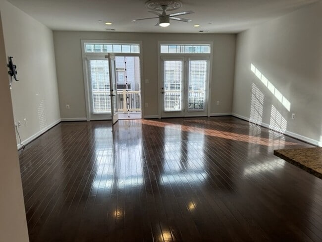 Building Photo - Gorgeous 4-Bed 3.5-Bath Townhouse next to ...