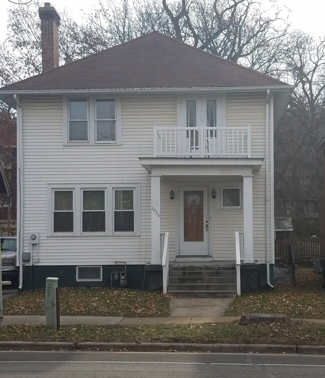 Building Photo - Amazing 5 Bedroom 2.5 Bath Home w/ 300sqft...