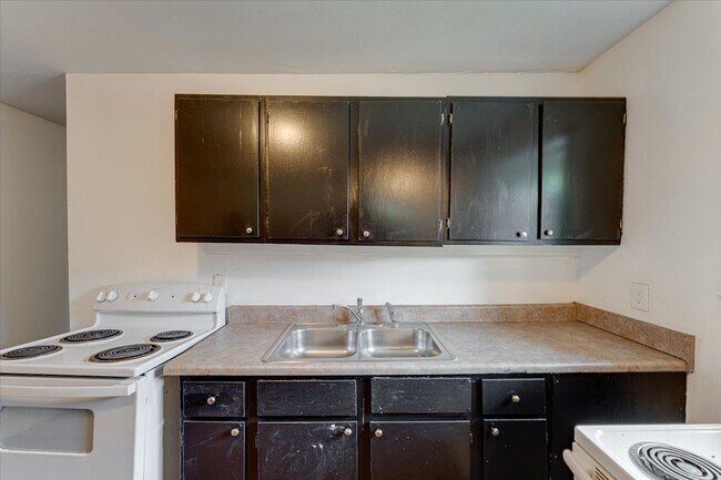 Building Photo - Charming Renovated 2-Bedroom Duplex Near D...