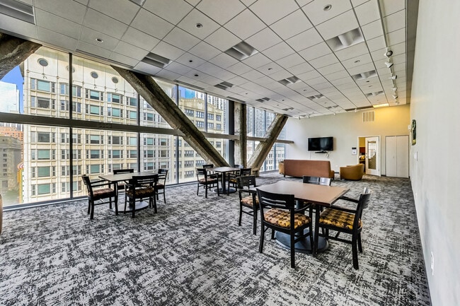 Building Photo - 8 E Randolph St