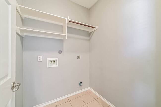 Building Photo - 8726 Old Maple Ln