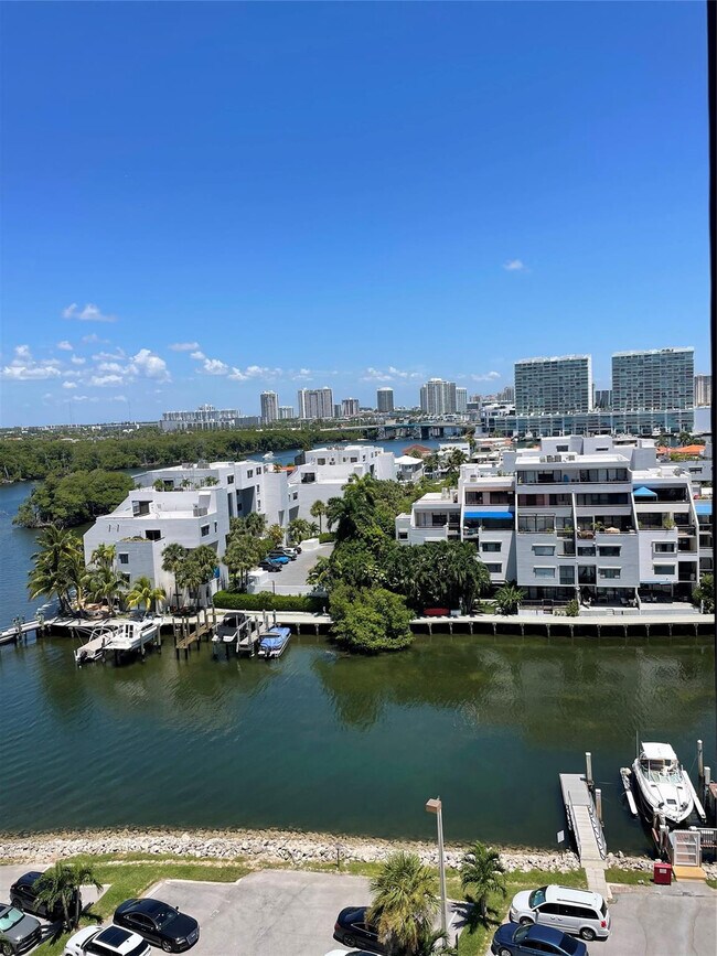 Building Photo - 400 Kings Point Dr