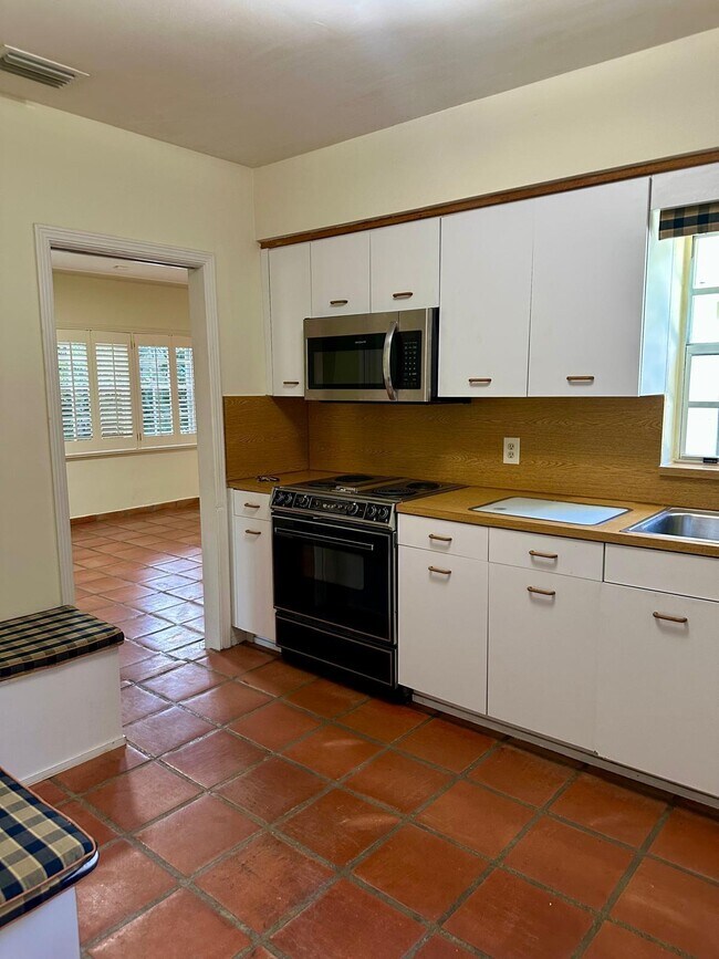 Building Photo - 619 Altara Ave