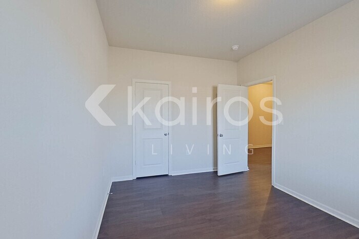 Building Photo - 10994 Lakeview Cir