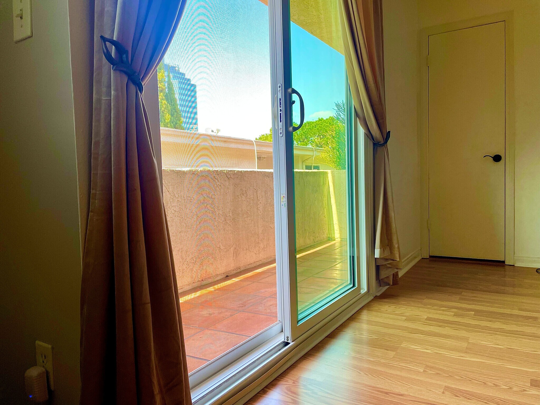 Sunny balcony with space for small table, plants, etc. - 1325 Wellesley Ave