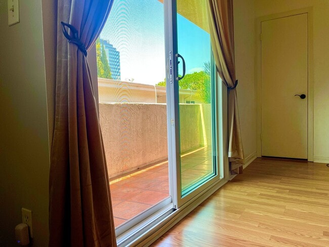 Sunny balcony with space for small table, plants, etc. - 1325 Wellesley Ave