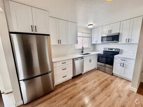 Building Photo - Beautifully Renovated Townhome in Coumbine...