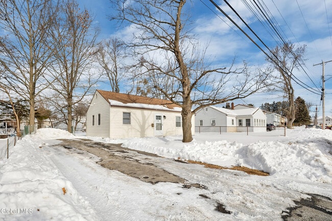 Building Photo - 3 Miracle Ln