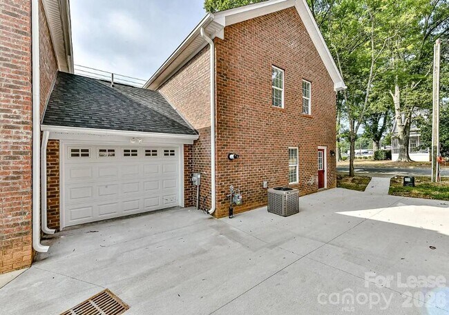 Building Photo - 704 N Main St