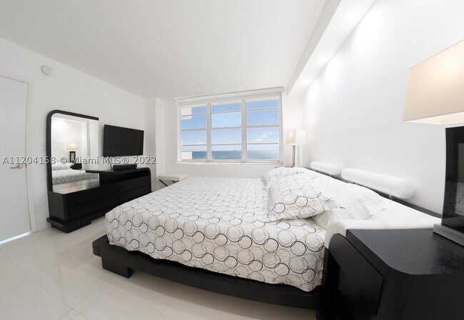 Building Photo - 5601 Collins Ave