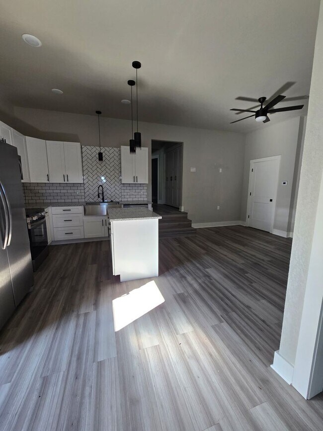 Building Photo - 3 Bed 2 Bath Apartment