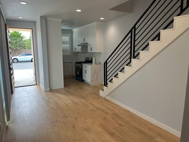 Building Photo - 3 Bedroom/ 3 Bathroom Home in Huntington B...