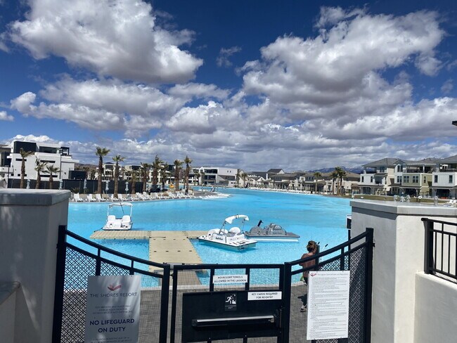 Building Photo - Breathtaking Desert Color 3 bed 2.5 bath townhome for rent!