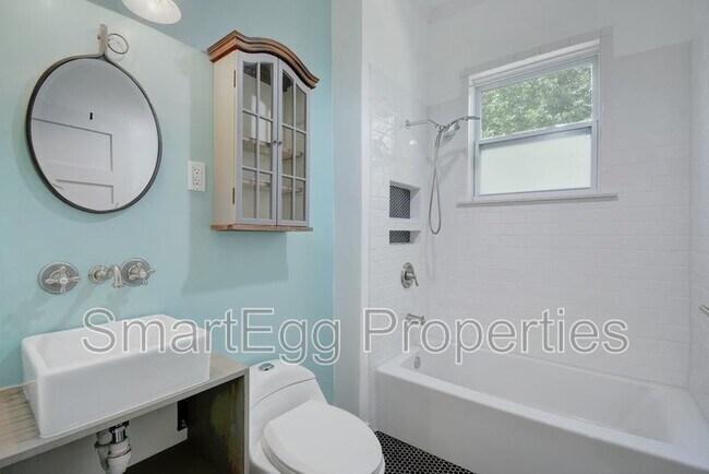 Building Photo - 920 E 51st St