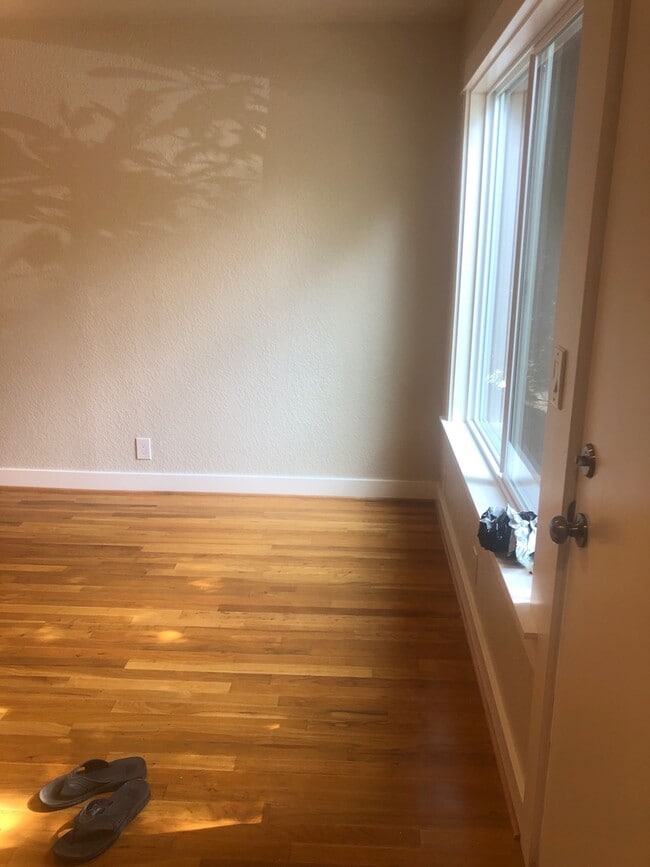 Building Photo - 16th TownHouse Hardwood Patio Park Pets Bike Bus