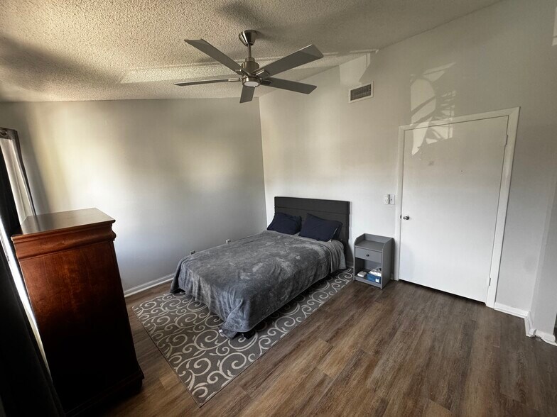 Building Photo - 7115 SW 42nd Ct