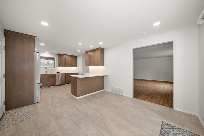 Building Photo - Available Now!! 5 Bedroom, 3 Bathroom Ranc...