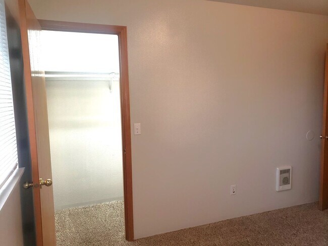 Building Photo - Wonderful townhouse in East Portland! rent...
