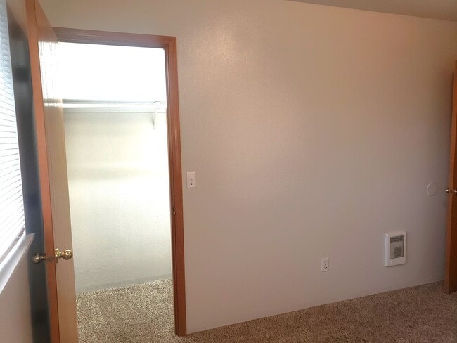 Building Photo - Wonderful townhouse in East Portland! rentalsc21.com