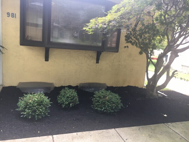 Building Photo - 981 Hartford St